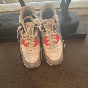 Girls Nike air max sneakers. Size: 3Y.